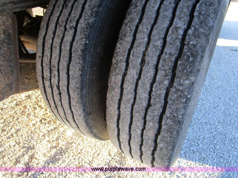 image for item D2267 2004 XL Specialized 80SD spread axle semi trailer