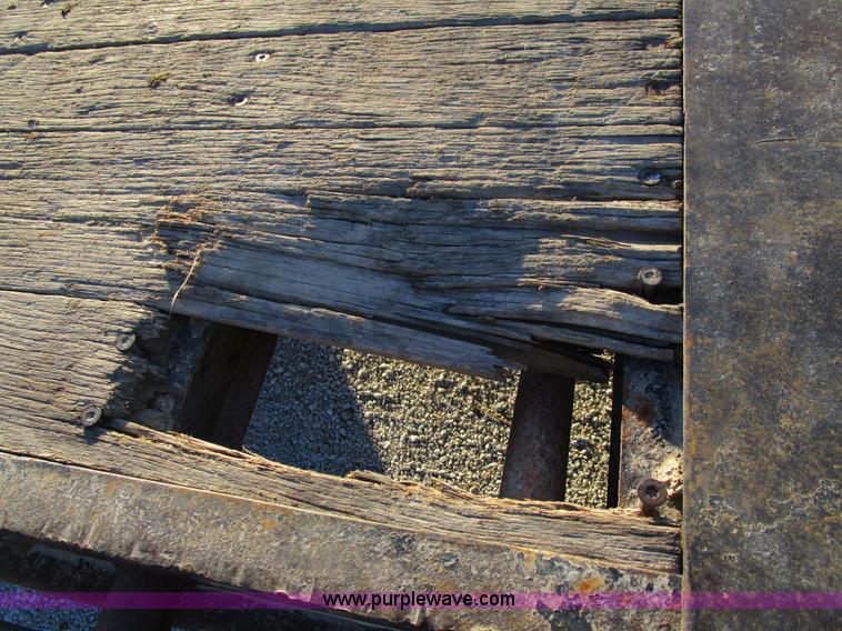 image for item D2267 2004 XL Specialized 80SD spread axle semi trailer