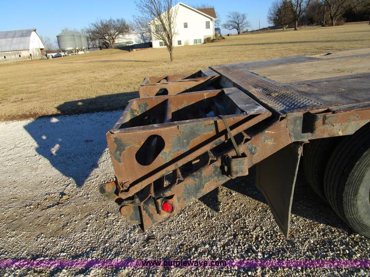 image for item D2267 2004 XL Specialized 80SD spread axle semi trailer