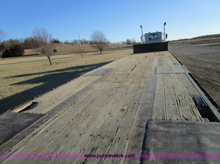 image for item D2267 2004 XL Specialized 80SD spread axle semi trailer