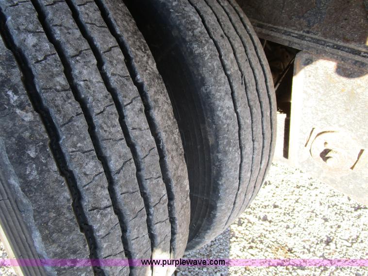 image for item D2267 2004 XL Specialized 80SD spread axle semi trailer