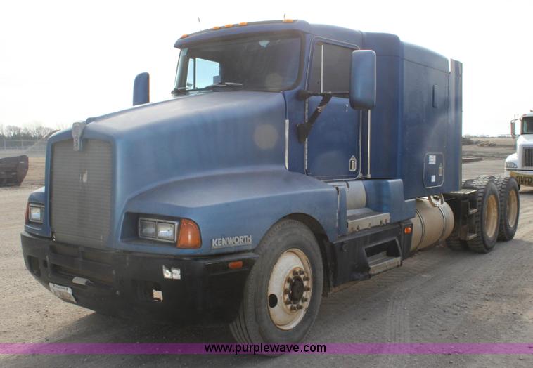 image for item F3454 1993 Kenworth T600 semi truck
