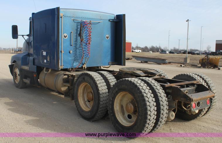 image for item F3454 1993 Kenworth T600 semi truck