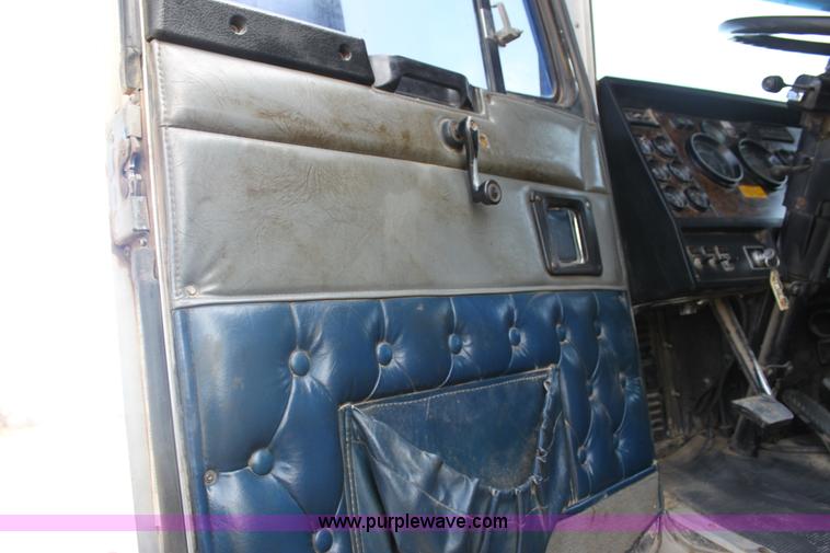 image for item F3454 1993 Kenworth T600 semi truck