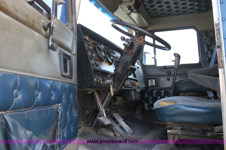 image for item F3454 1993 Kenworth T600 semi truck