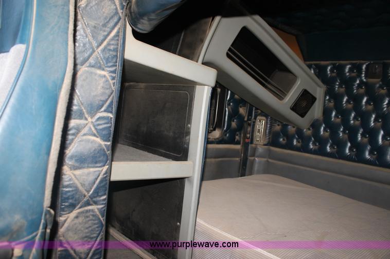 image for item F3454 1993 Kenworth T600 semi truck