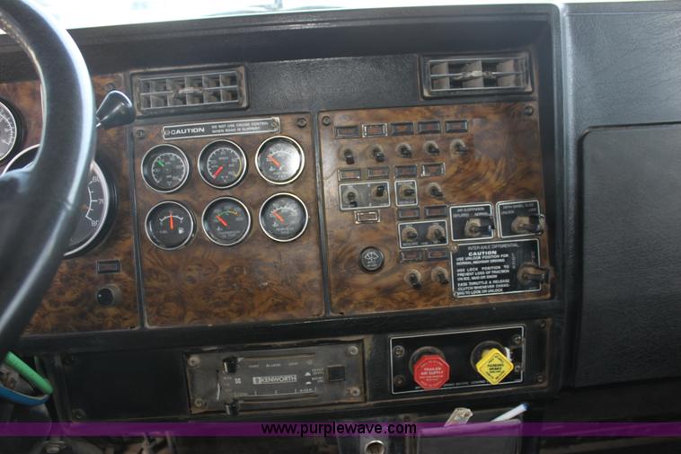 image for item F3454 1993 Kenworth T600 semi truck