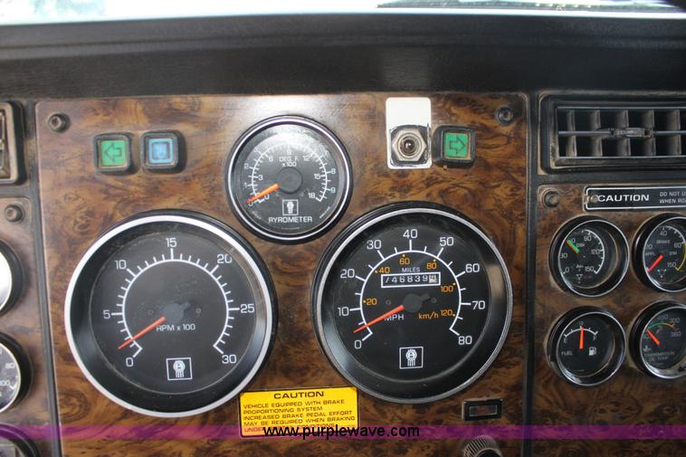 image for item F3454 1993 Kenworth T600 semi truck