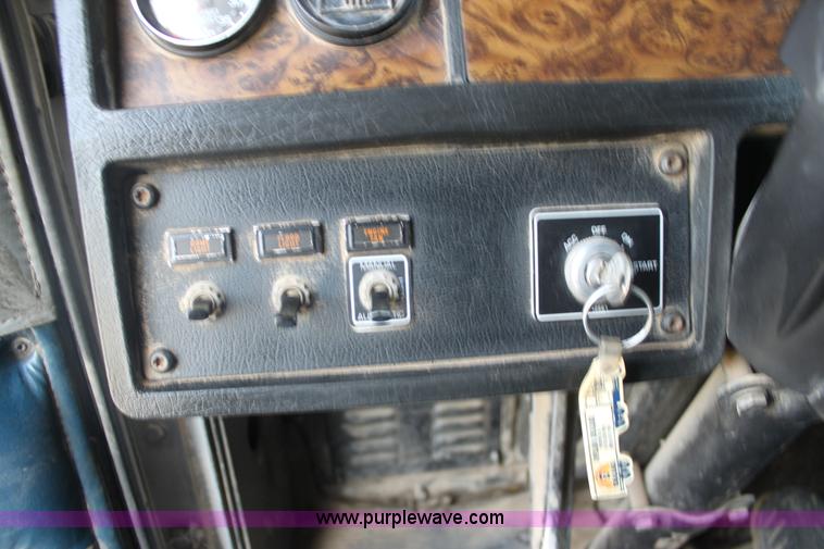 image for item F3454 1993 Kenworth T600 semi truck