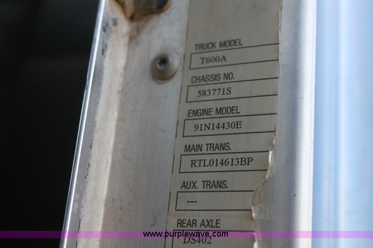 image for item F3454 1993 Kenworth T600 semi truck