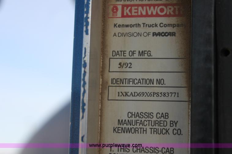 image for item F3454 1993 Kenworth T600 semi truck