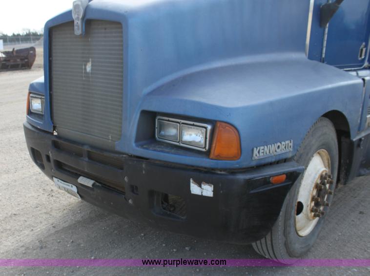 image for item F3454 1993 Kenworth T600 semi truck