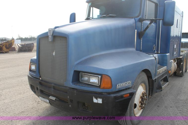 image for item F3454 1993 Kenworth T600 semi truck