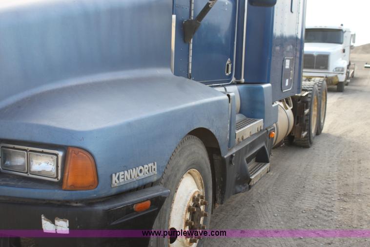 image for item F3454 1993 Kenworth T600 semi truck