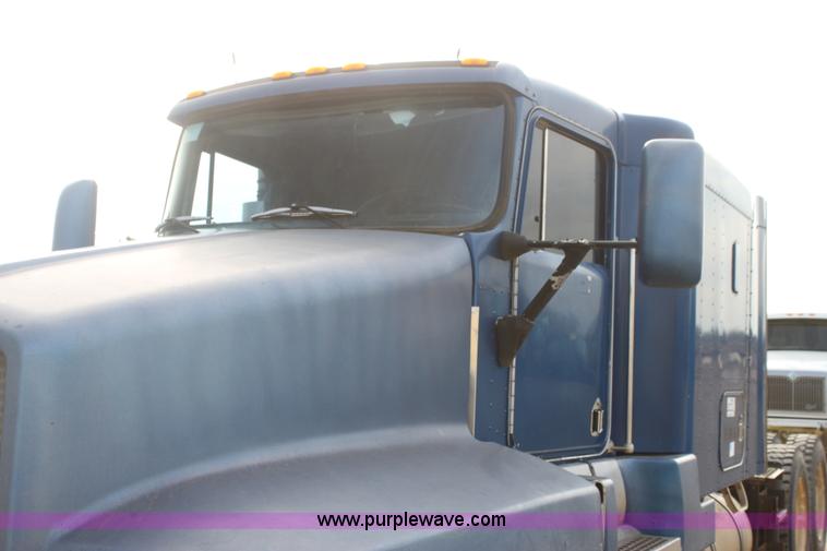 image for item F3454 1993 Kenworth T600 semi truck