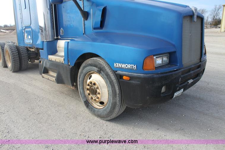 image for item F3454 1993 Kenworth T600 semi truck