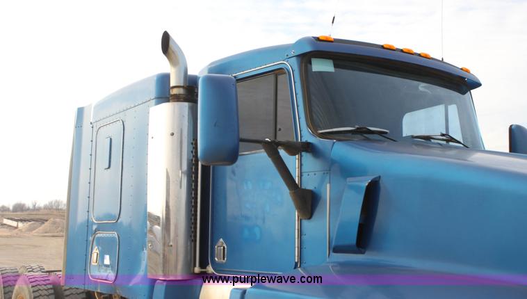 image for item F3454 1993 Kenworth T600 semi truck