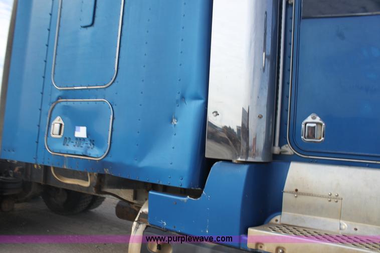 image for item F3454 1993 Kenworth T600 semi truck
