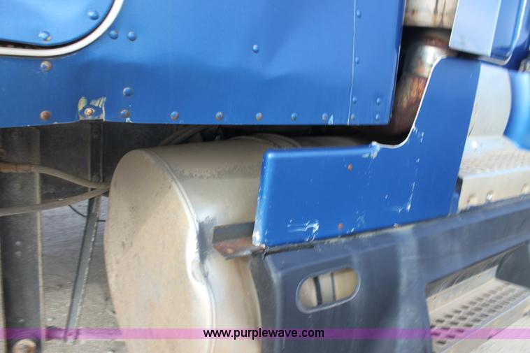 image for item F3454 1993 Kenworth T600 semi truck