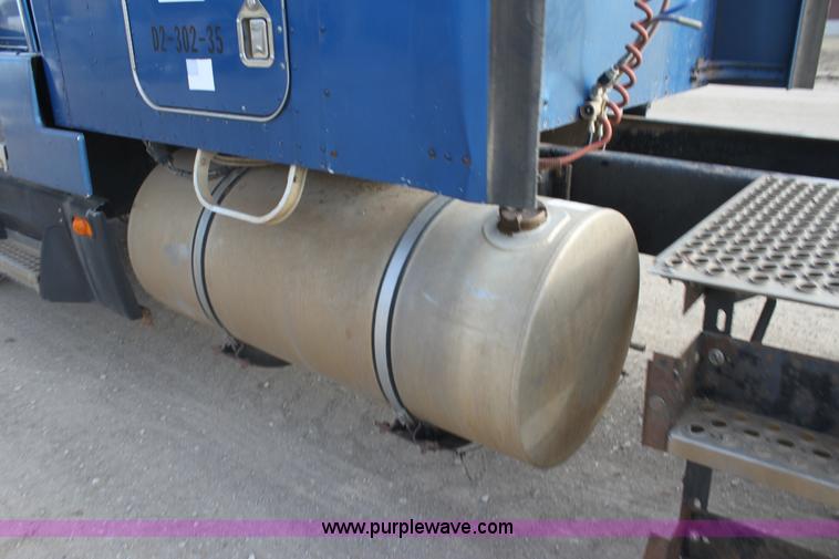 image for item F3454 1993 Kenworth T600 semi truck