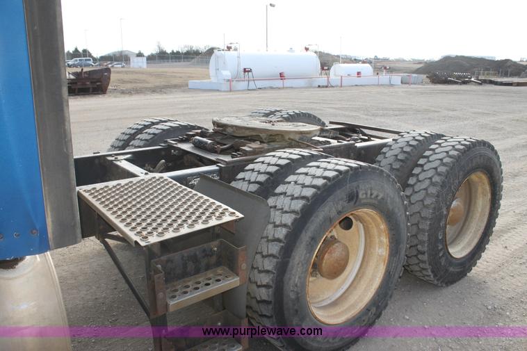 image for item F3454 1993 Kenworth T600 semi truck