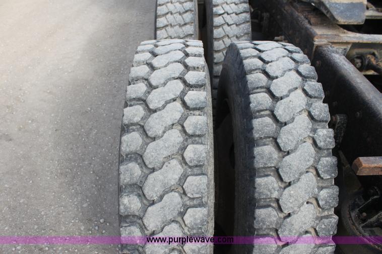 image for item F3454 1993 Kenworth T600 semi truck