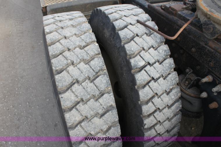 image for item F3454 1993 Kenworth T600 semi truck