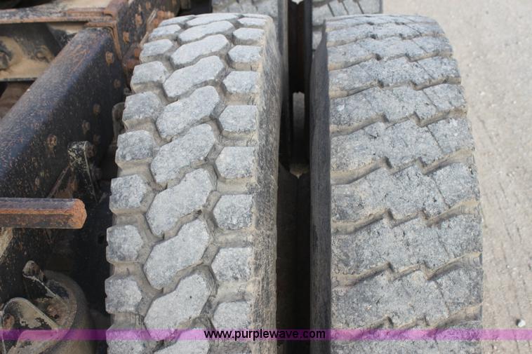 image for item F3454 1993 Kenworth T600 semi truck