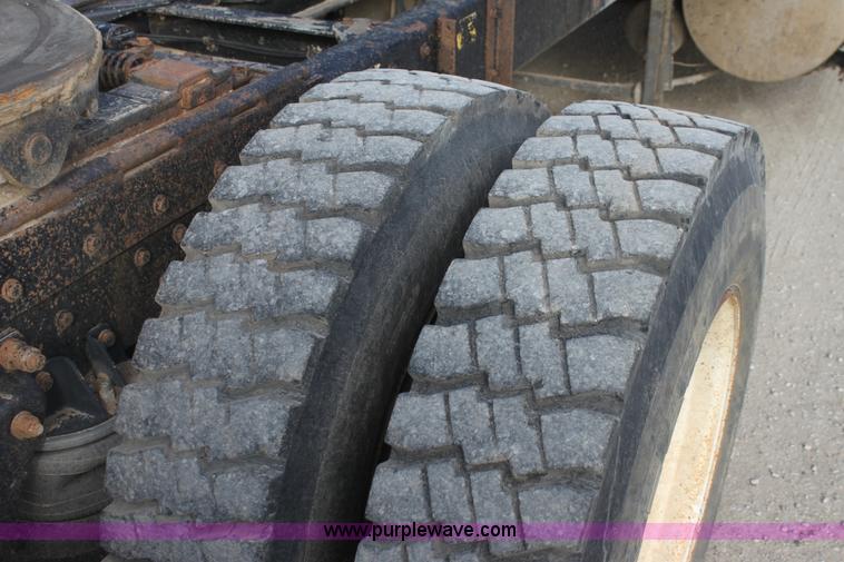 image for item F3454 1993 Kenworth T600 semi truck