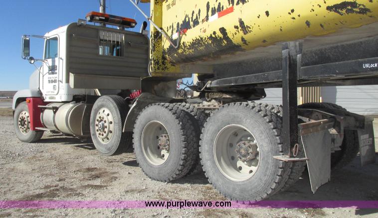 image for item G9838 1994 Freightliner FLD120 semi truck