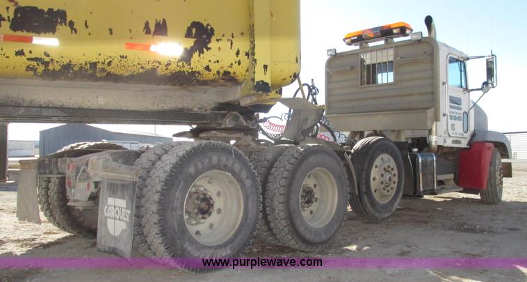 image for item G9838 1994 Freightliner FLD120 semi truck