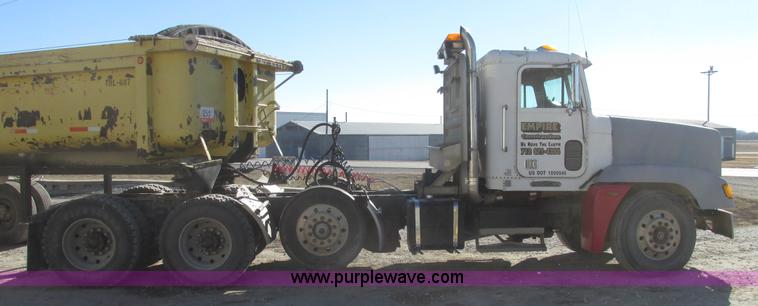 image for item G9838 1994 Freightliner FLD120 semi truck