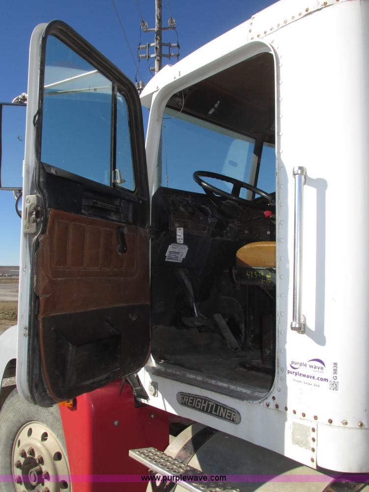 image for item G9838 1994 Freightliner FLD120 semi truck