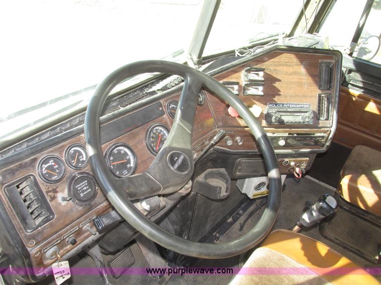 image for item G9838 1994 Freightliner FLD120 semi truck