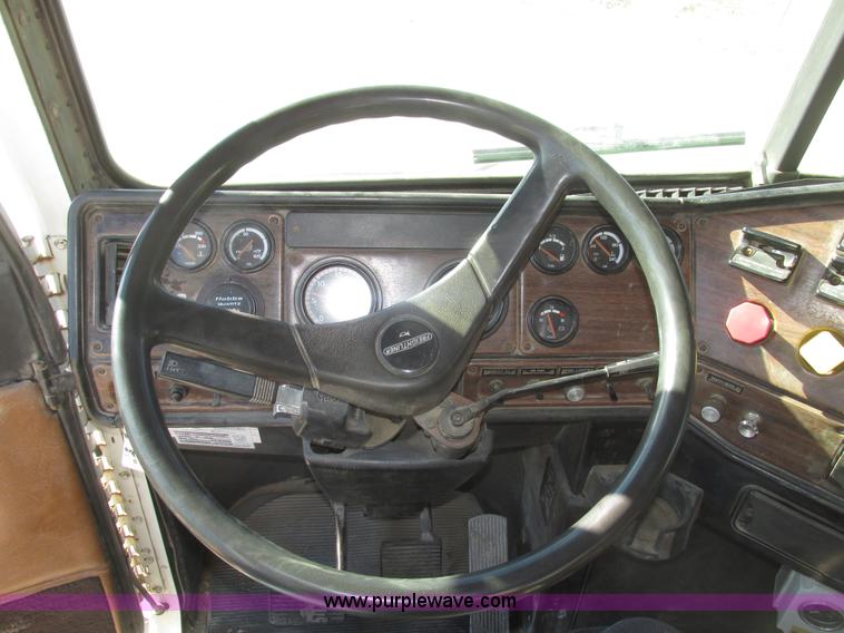 image for item G9838 1994 Freightliner FLD120 semi truck
