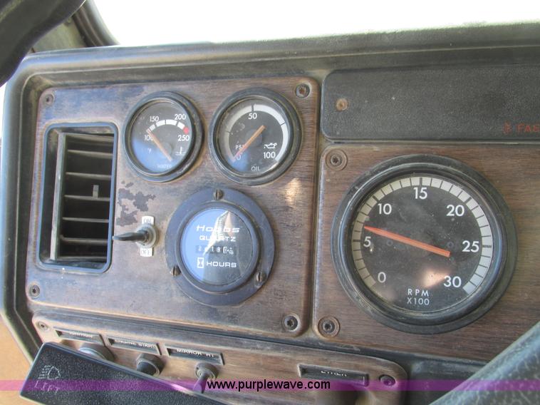 image for item G9838 1994 Freightliner FLD120 semi truck