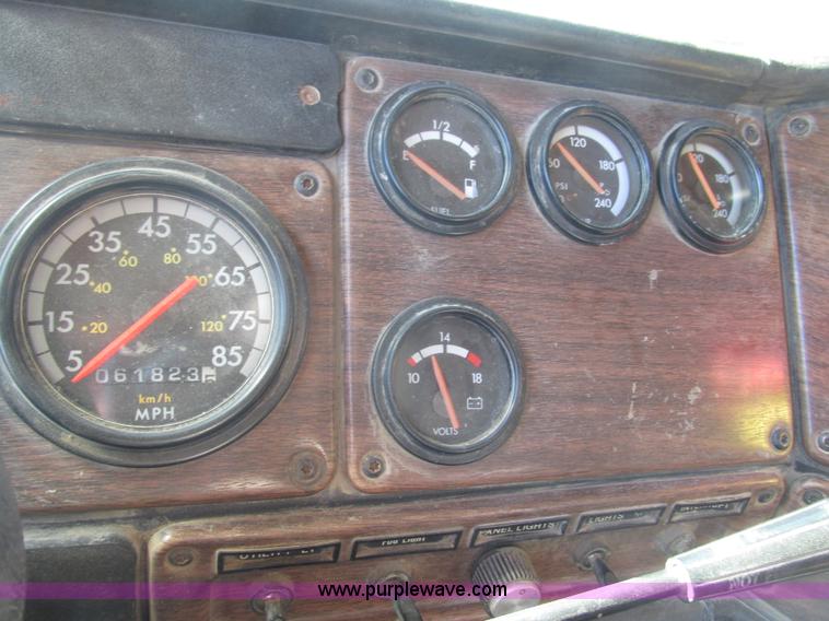 image for item G9838 1994 Freightliner FLD120 semi truck