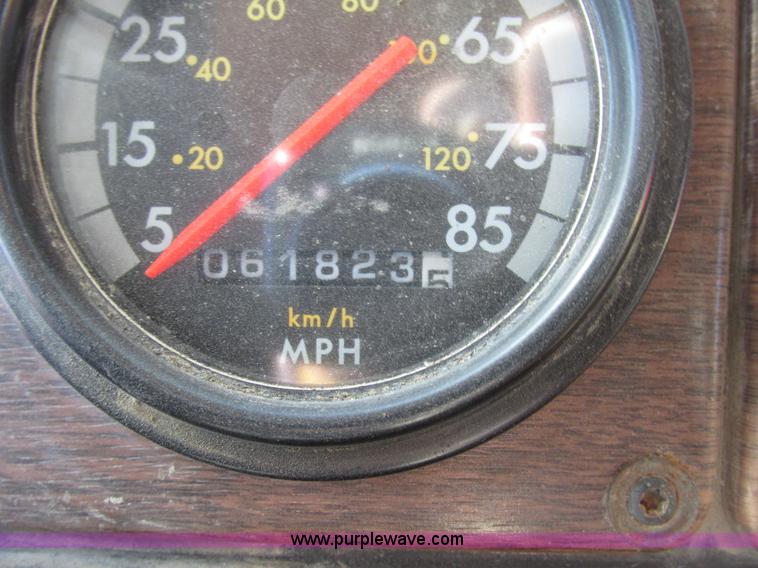 image for item G9838 1994 Freightliner FLD120 semi truck