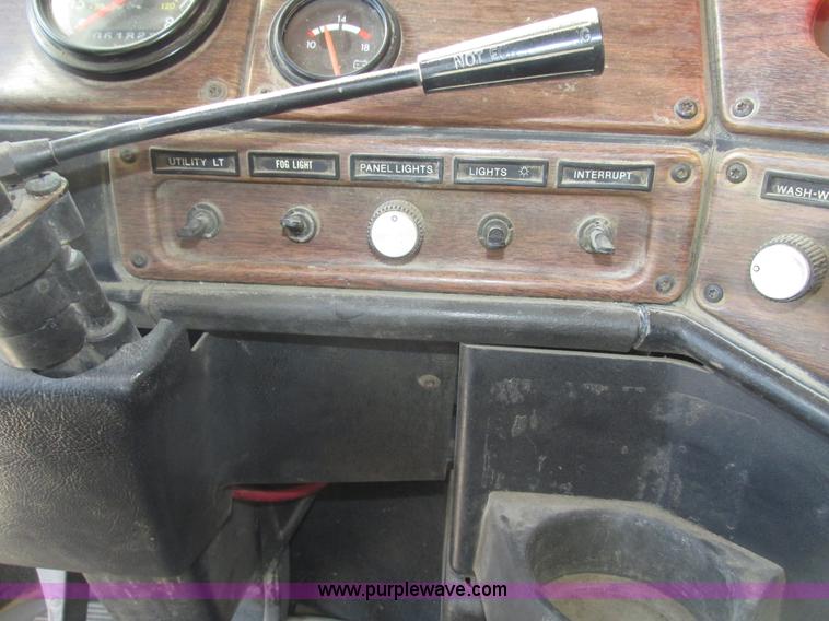 image for item G9838 1994 Freightliner FLD120 semi truck