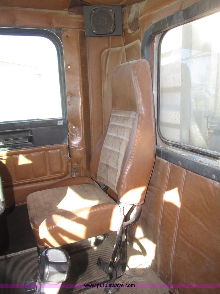 image for item G9838 1994 Freightliner FLD120 semi truck