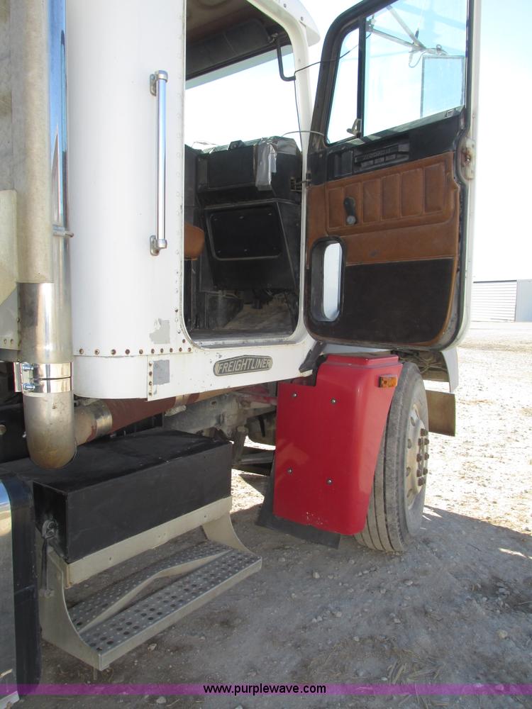 image for item G9838 1994 Freightliner FLD120 semi truck