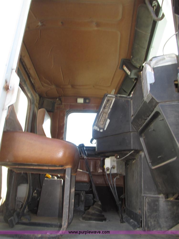 image for item G9838 1994 Freightliner FLD120 semi truck