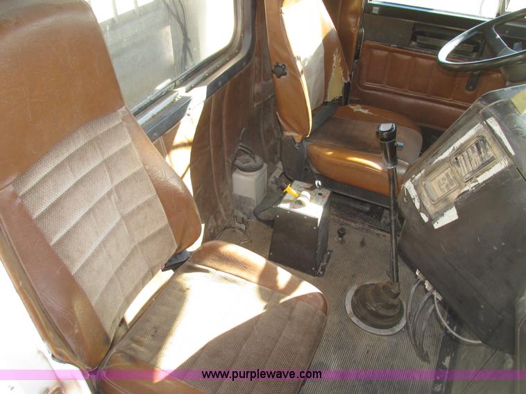 image for item G9838 1994 Freightliner FLD120 semi truck