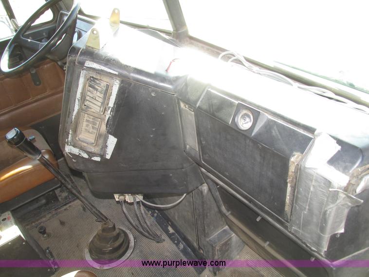 image for item G9838 1994 Freightliner FLD120 semi truck