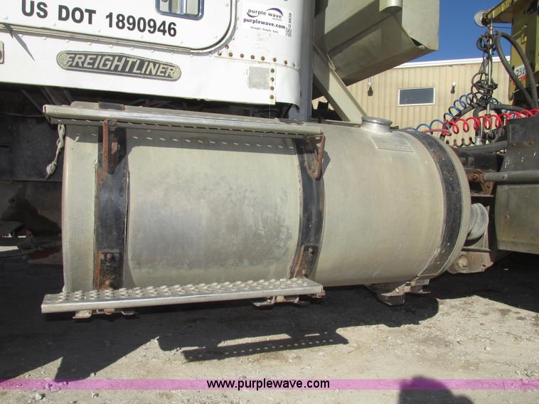 image for item G9838 1994 Freightliner FLD120 semi truck