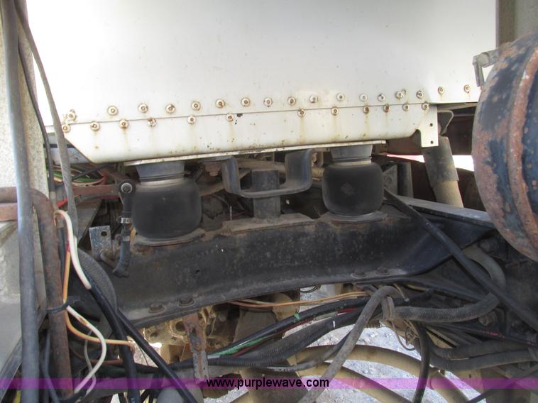 image for item G9838 1994 Freightliner FLD120 semi truck