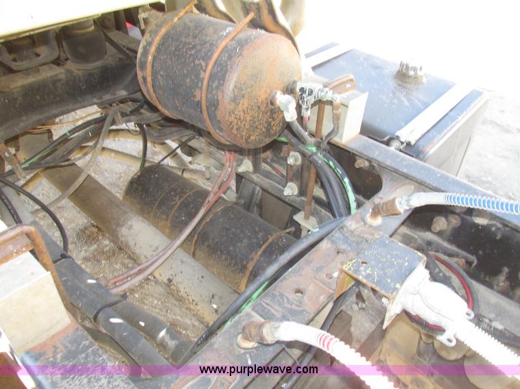 image for item G9838 1994 Freightliner FLD120 semi truck