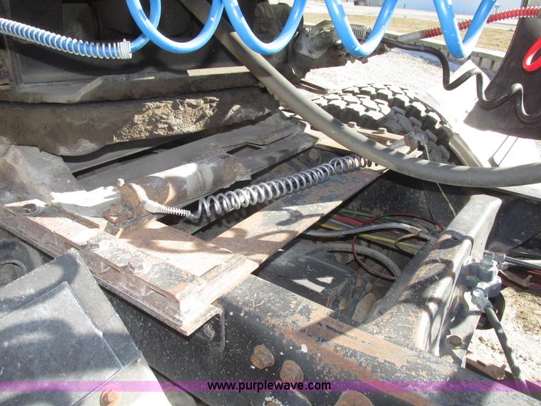 image for item G9838 1994 Freightliner FLD120 semi truck