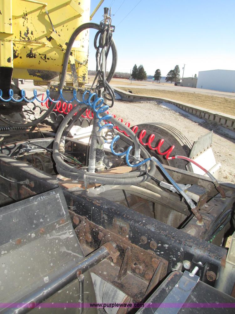 image for item G9838 1994 Freightliner FLD120 semi truck