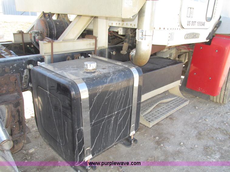 image for item G9838 1994 Freightliner FLD120 semi truck